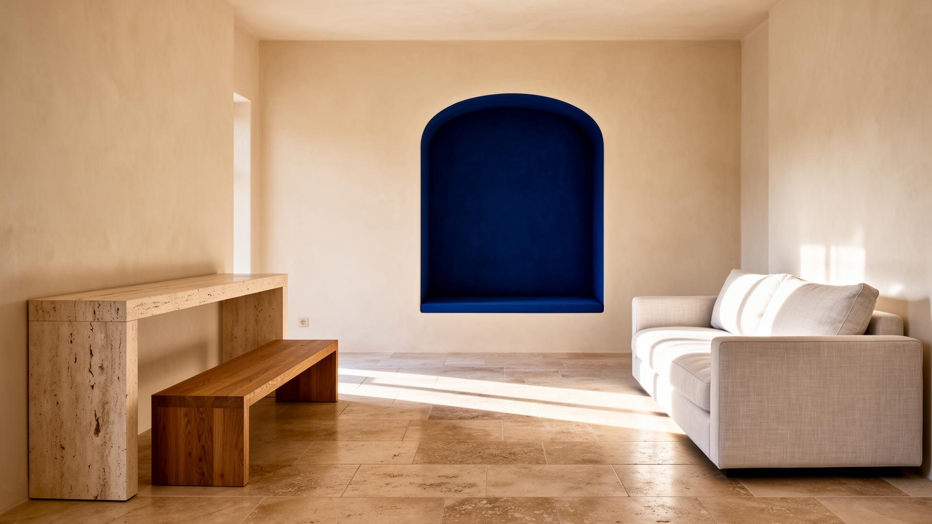 Intérieur d'une maison rénovée par Calanca, mur bleu Klein.